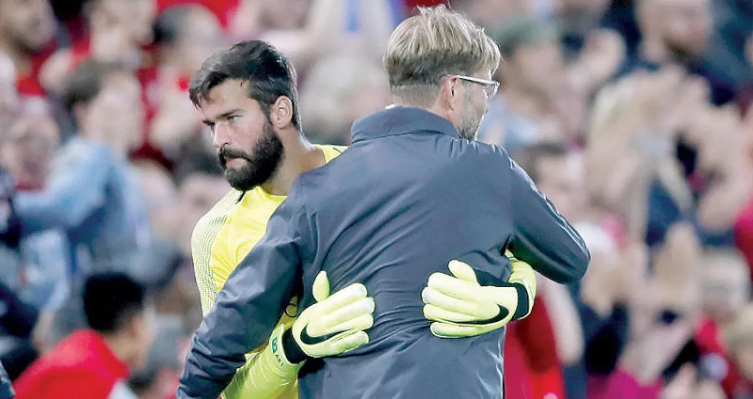 كلوب والحارس أليسون في مباراة تورينو الودية (رويترز)