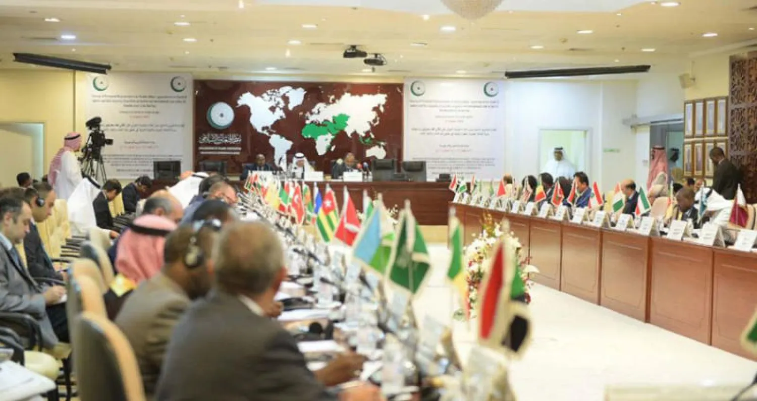 جانب من اجتماع مندوبي الدول الأعضاء في مقر «التعاون الإسلامي» في جدة أمس (واس)