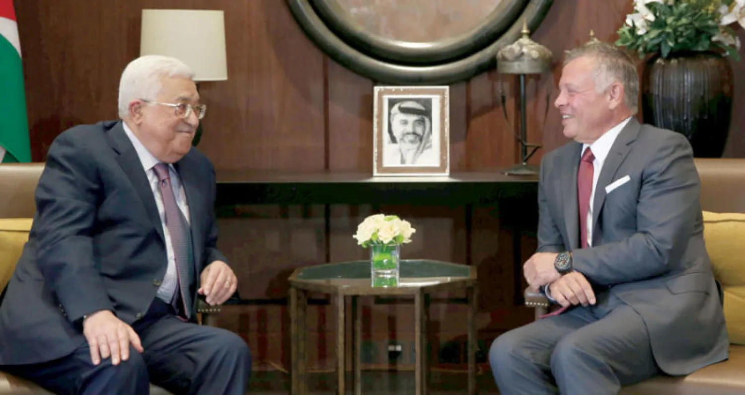 العاهل الأردني الملك عبد الله الثاني والرئيس الفلسطيني محمود عباس خلال محادثاتهما في عمان أمس (رويترز)