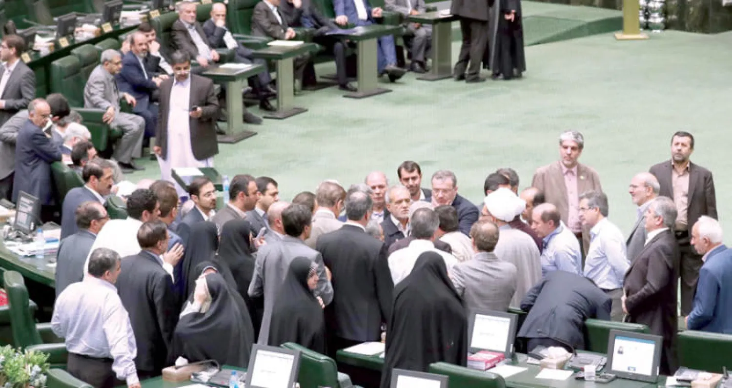 سجال في البرلمان الإيراني خلال جلسة عزل وزير العمل والرفاه أمس (إ.ب.أ)