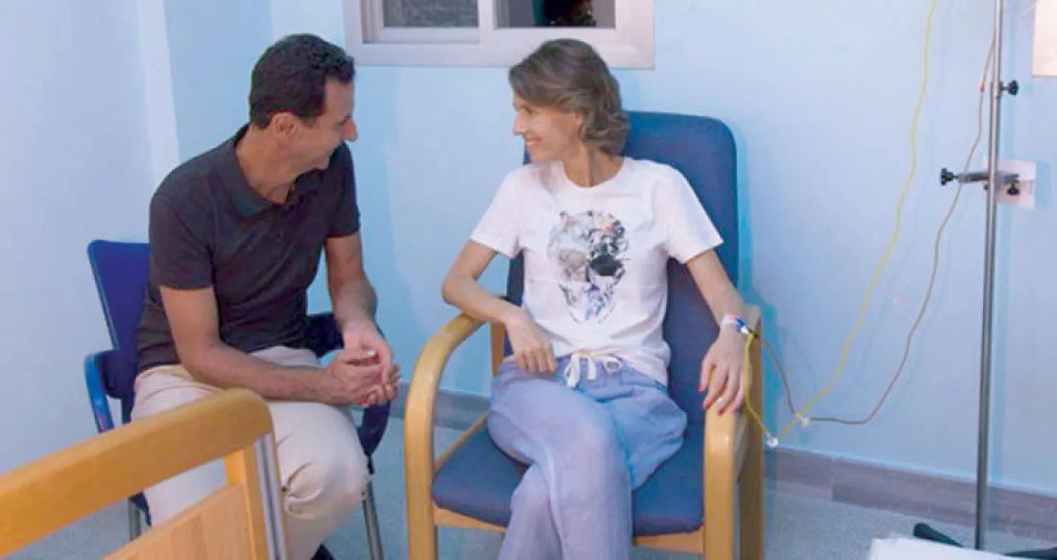 الأسد إلى جانب زوجته في المستشفى (رويترز)