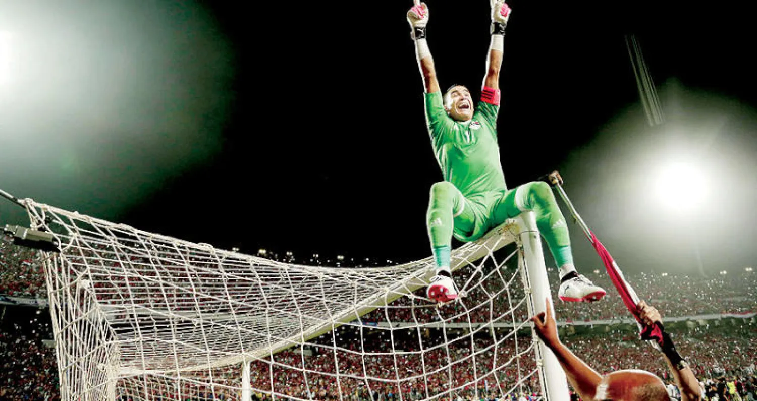 الحضري اشتهر باحتفاليته المثيرة على عارضة المرمى بعد كل بطولة يحققها («الشرق الأوسط»)