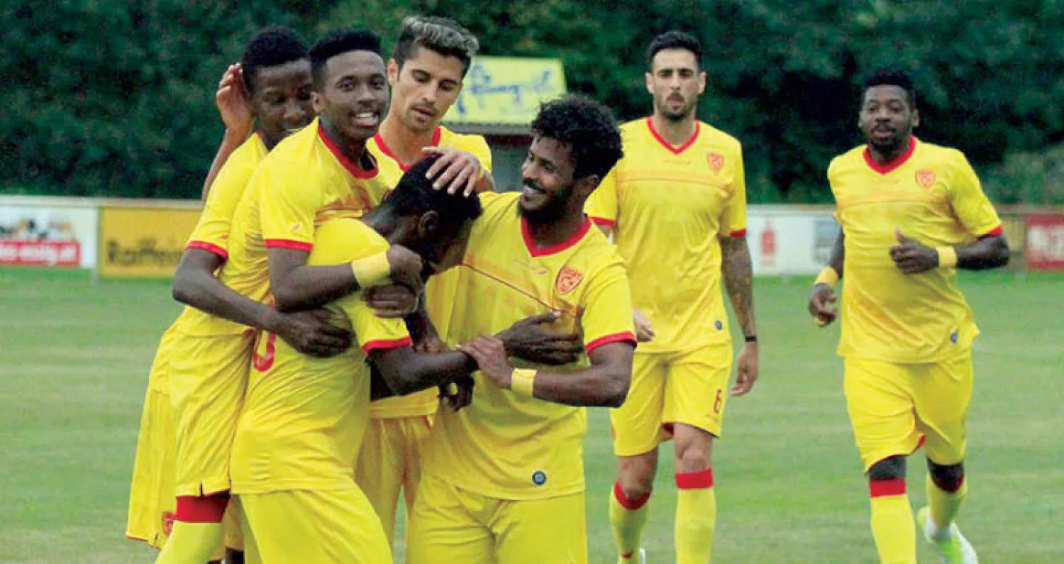 لاعبو القادسية يحتفلون بأحد أهدافهم في هالداش المجري («الشرق الأوسط»)