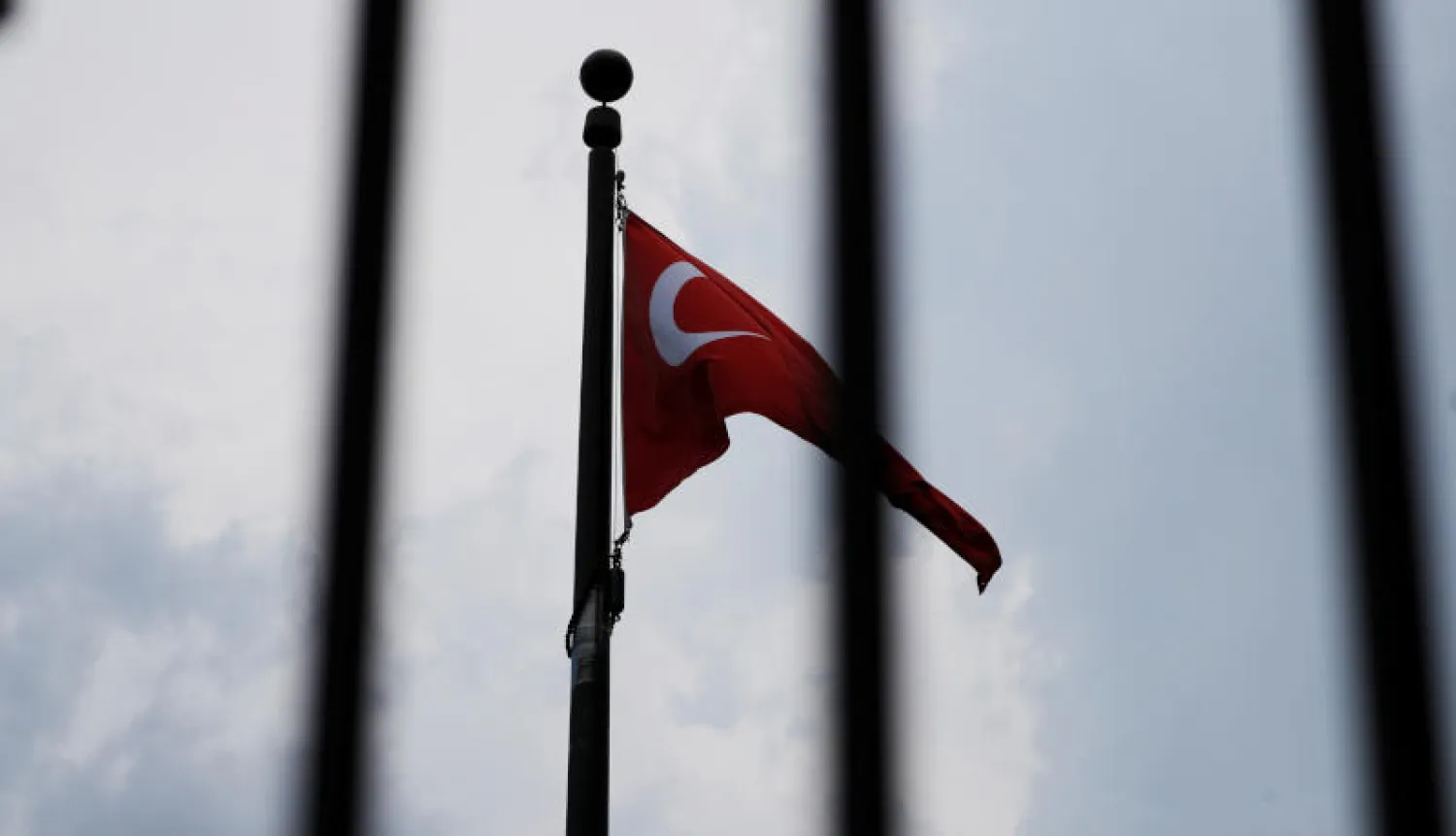 العلم التركي (رويترز)