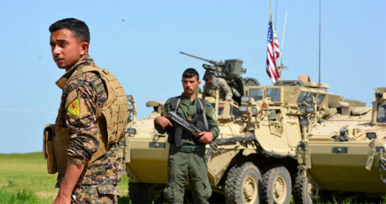 جنود من «قوات سوريا الديمقراطية» مع مدرعات أميركية لقوات التحالف. («الشرق الأوسط»)