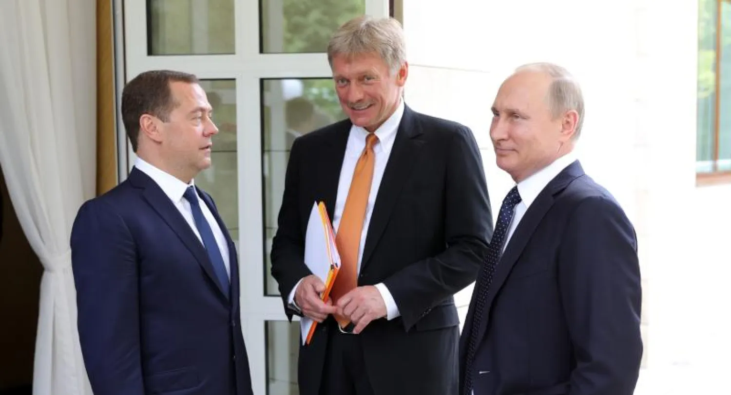 الرئيس الروسي فلاديمير بوتين (يمين) والمتحدث باسم الكرملين ديمتري بيسكوف (وسط) ورئيس الوزراء ديمتري ميدفيديف - أرشيفية (أ.ف.ب)
