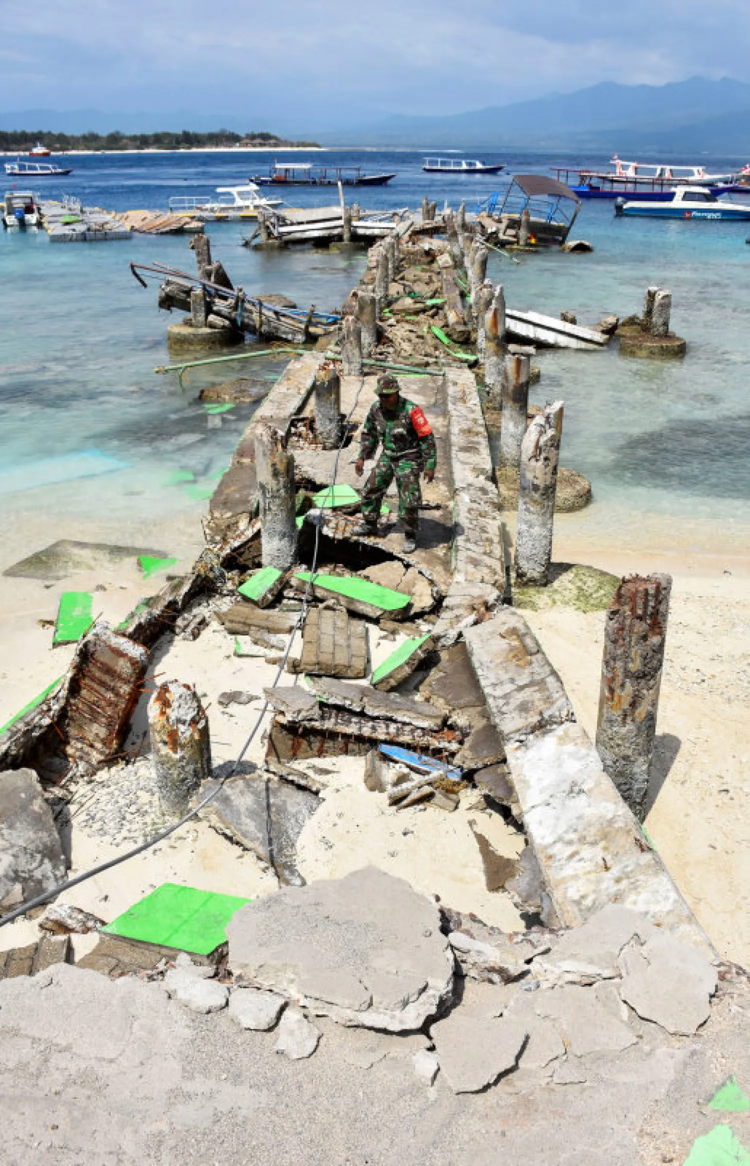 جندي واقف على جسر مهدّم