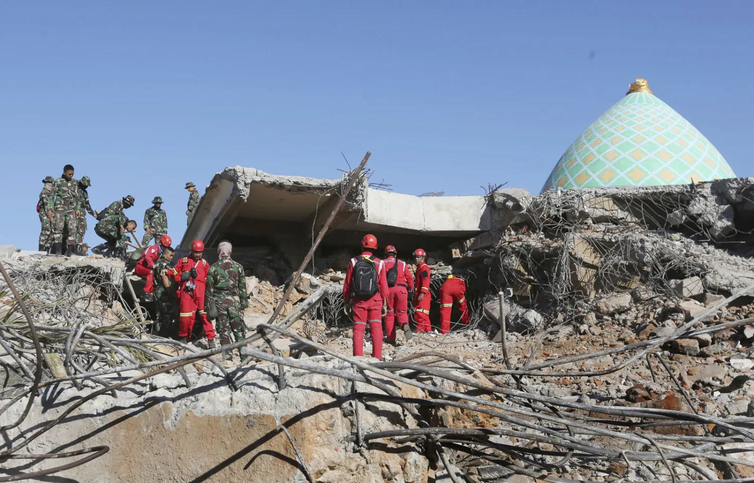 فرق الانقاذ تواصل البحث عن الضحايا بين أنقاض مسجد جايمول جاماه في لومبوك