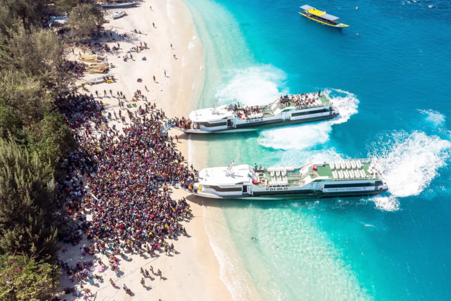 تجمهر السكان بانتظار إخلائهم لجزيرة مجاورة