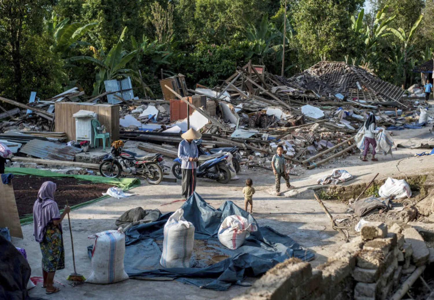 أكثر من 156 ألف شخص بلا مأوى بعد الزلزال حيث ينامون في ملاجئ مفتقرين للطعام والشراب