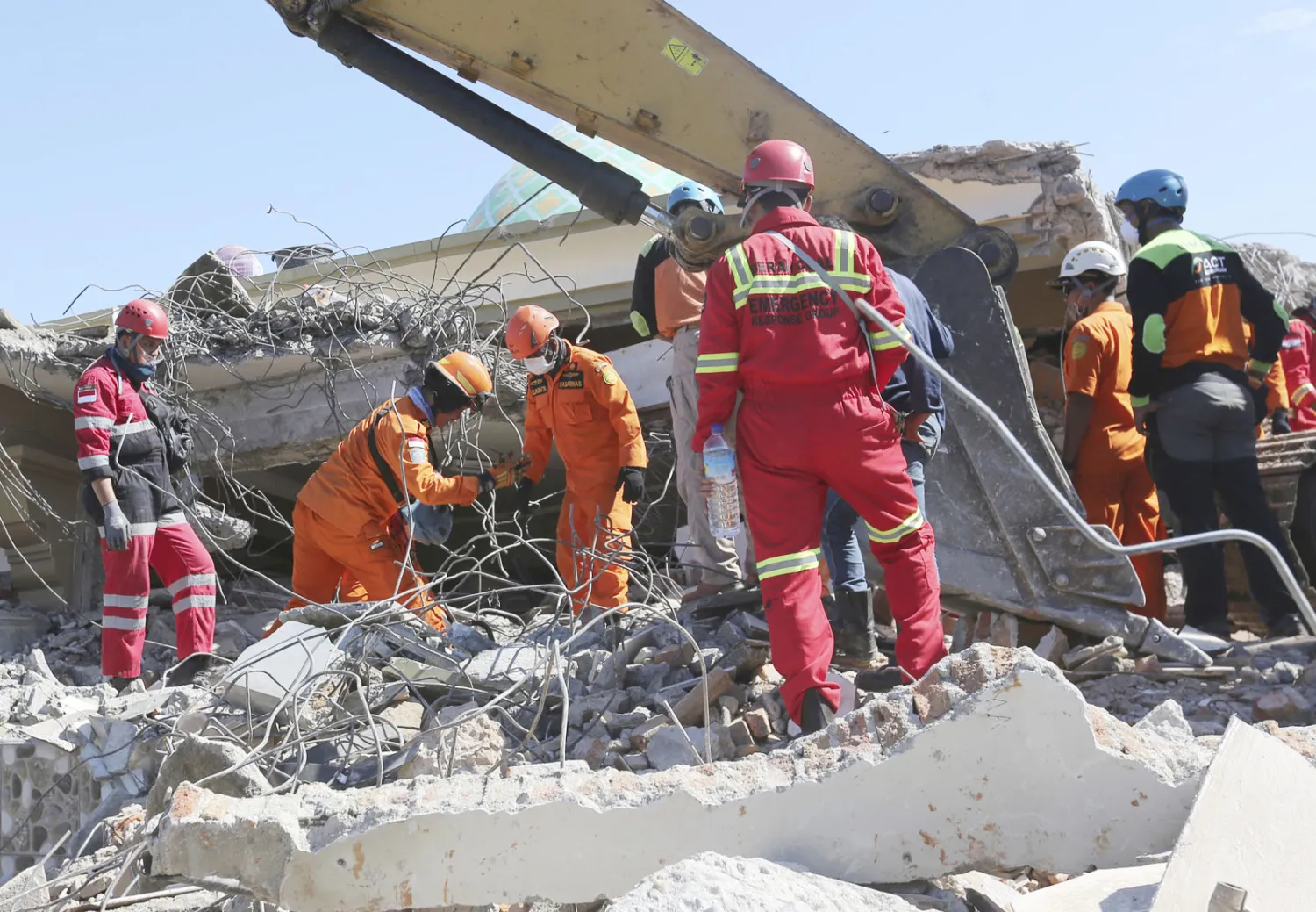 فريق الانقاذ لا زال يعمل على الوصول الى الضحايا المفقودين