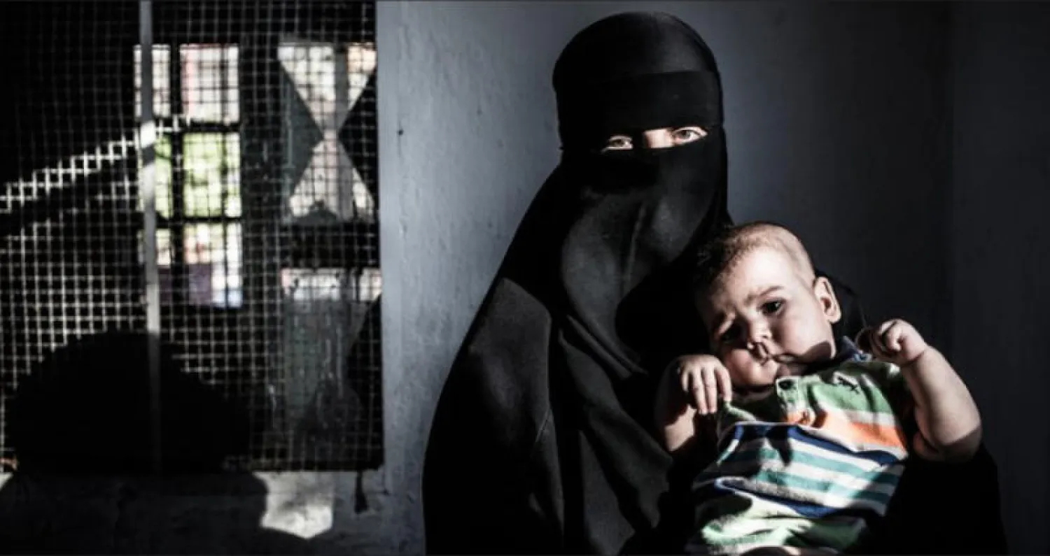 الداعشية الألمانية نادية. ر في سجن كردي في شمال سوريا (مجلة فوكوس)