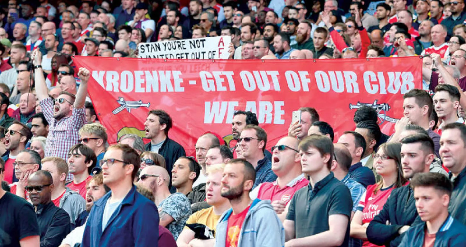 في مايو العام الماضي طالبت جماهير آرسنال برحيل كرونكي الذي كان يملك الحصة الأكبر من أسهم النادي آنذاك (أ.ف.ب)