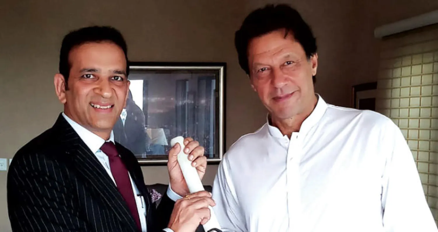 السفير الهندي أجاي بيساريا التقى خان وأهداه عصا كريكت تحمل توقيع المنتخب الهندي بأكمله (أ.ف.ب)