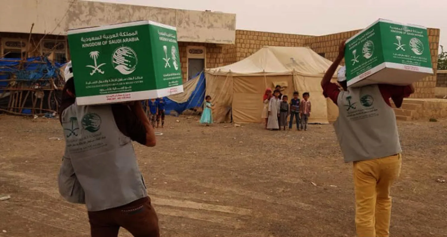 جانب من توزيع مساعدات سعودية على النازحين في محافظة الجوف شمال اليمن أمس (واس)