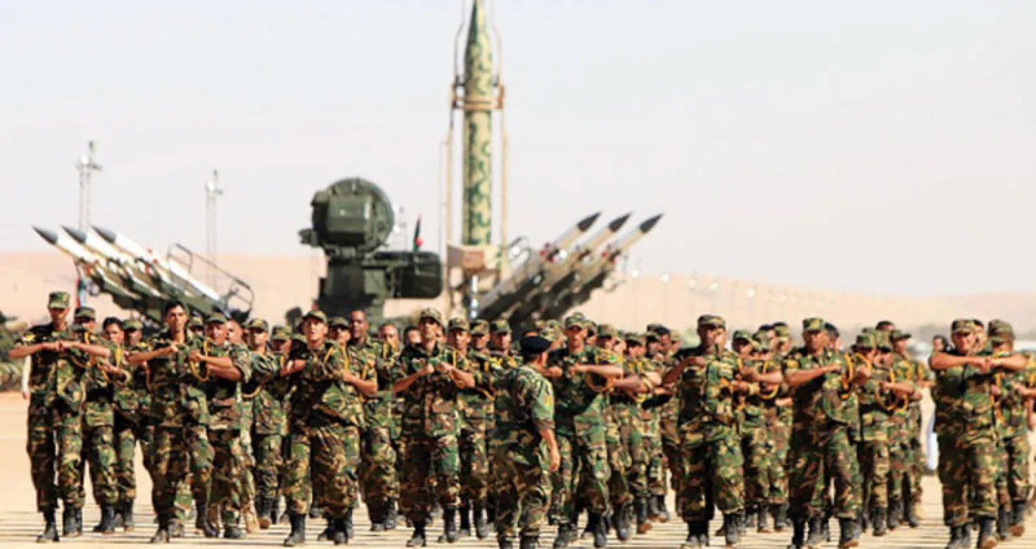 جانب من عروض سابقة للجيش الليبي في مدينة بنغازي (غيتي)