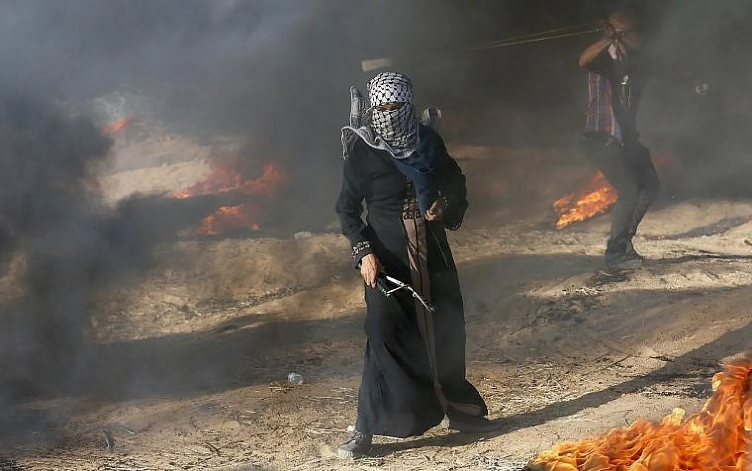  A Palestinian protester holds a slingshot during a demonstration at the Israel-Gaza border, in Khan Younis in the southern Gaza Strip on August 10, 2018. (AFP PHOTO / Said KHATIB)