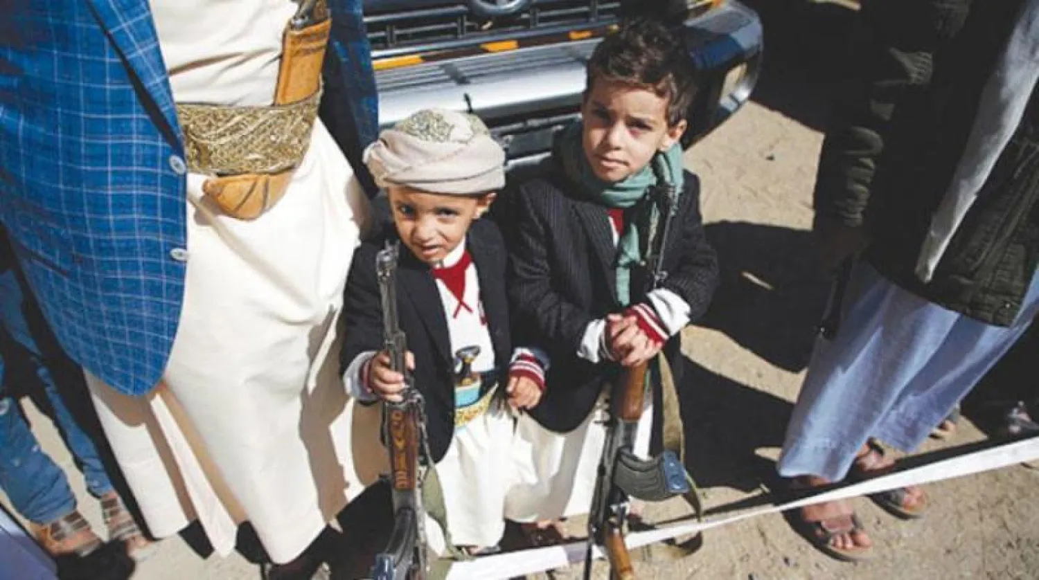 طفلان يحملان سلاحاً في استعراض لانقلابيي اليمن بصنعاء مطلع 2017 (غيتي)