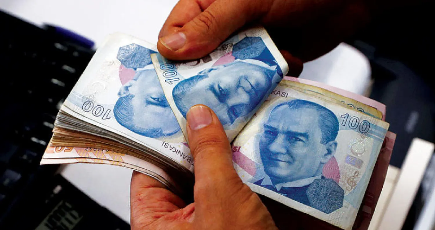 واصلت الليرة التركية تراجعها الشديد (رويترز)