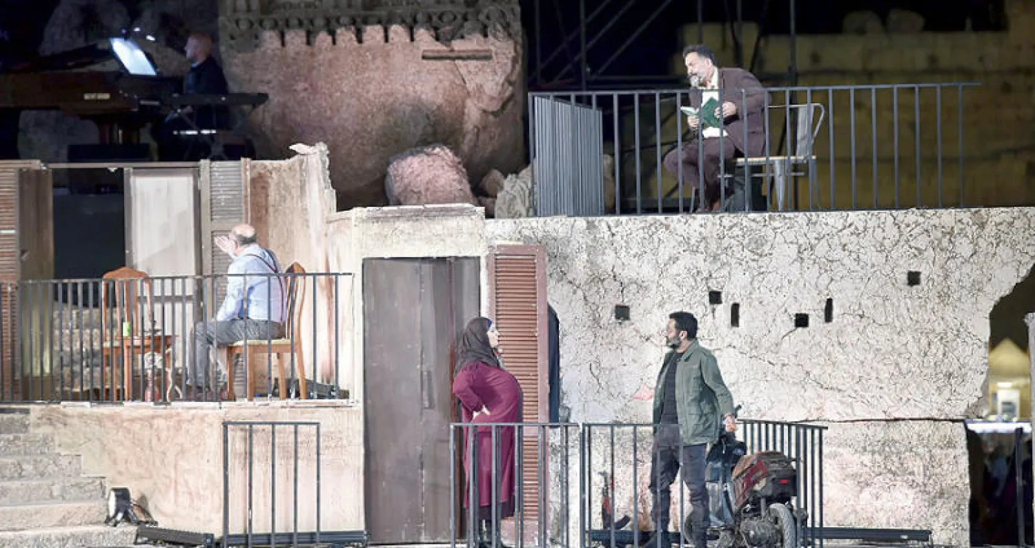 مشهد من مسرحية «إلا إذا» الكوميدية في قلعة بعلبك التاريخية