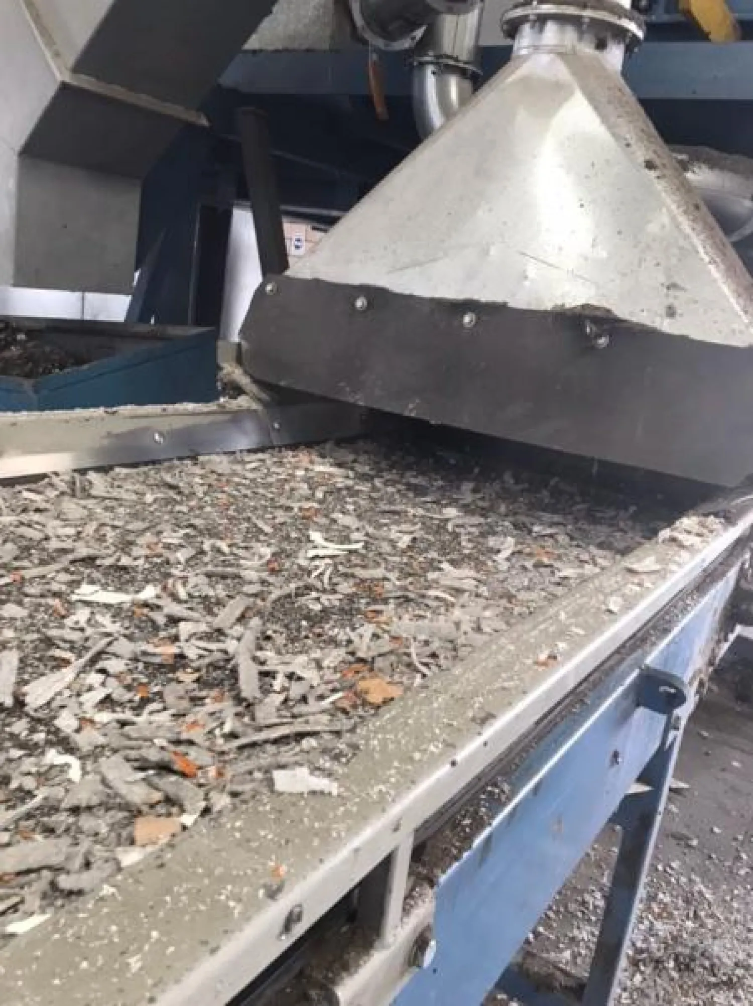 جانب من عملية الإتلاف التي تمت للمنتجات غير المطابقة («الشرق الأوسط»)