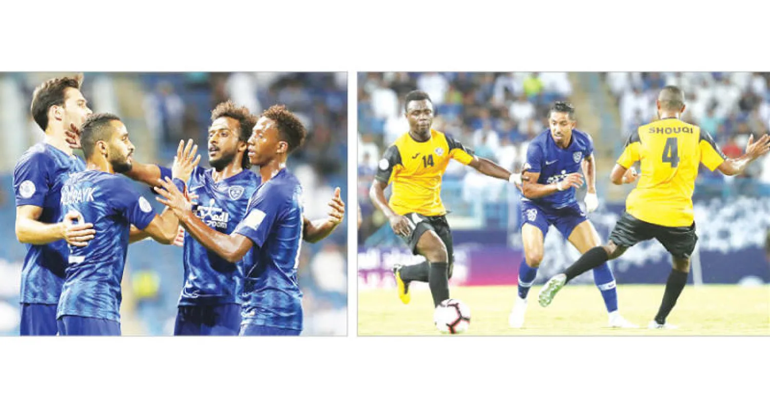 جانب من مواجهة فريقي الهلال السعودي والشباب العماني أمس  - لاعب الهلال محمد البريك محتفلاً مع زملائه بهدفه في الشباك العمانية (تصوير: سعد العنزي)