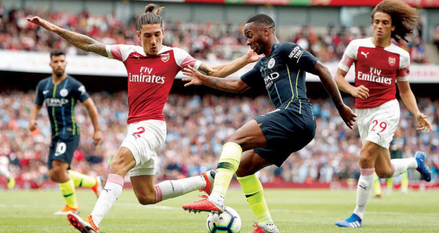 ستيرلينغ يسجل هدفه بعد مراوغات لدفاع آرسنال أمام حدود منطقة الجزاء (رويترز)