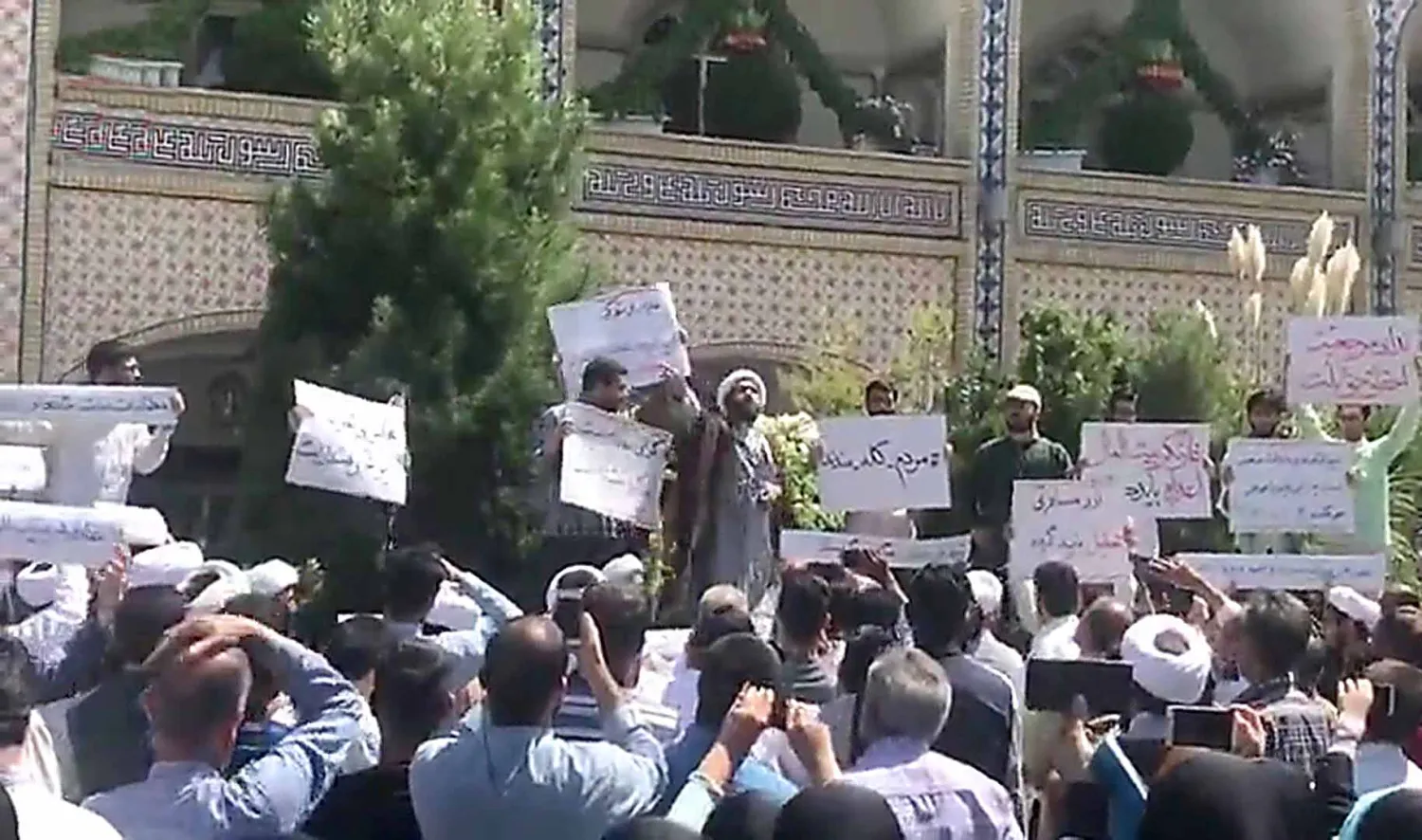 A cleric addresses a crowd of demonstrators in Iran's second city of Mashhad on August 3, 2018 as protests proliferated over the government's handling of the tough new policy from the US (AFP Photo/-)