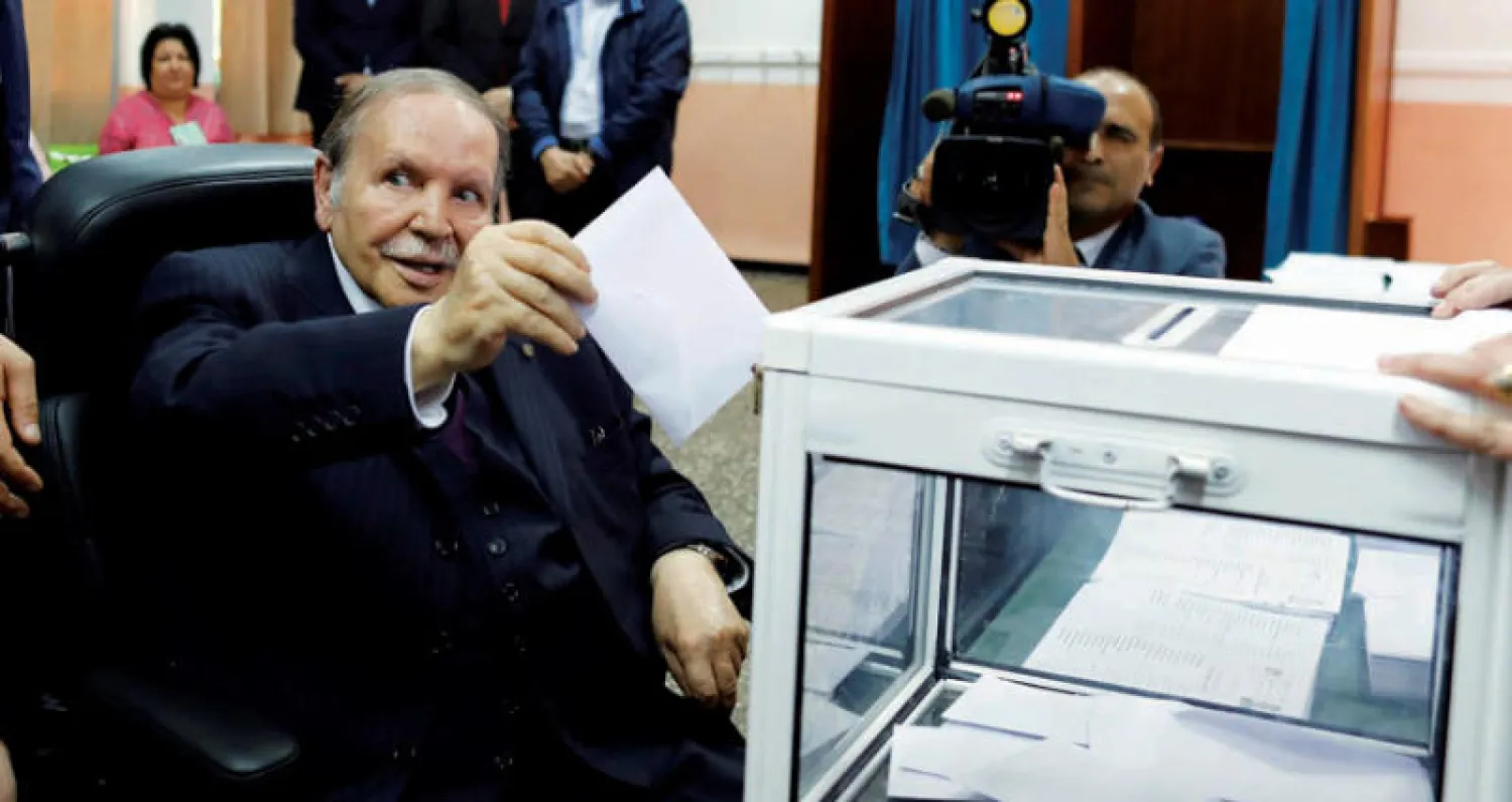 الرئيس عبد العزيز بوتفليقة يدلي بصوته في الانتخابات التشريعية التي جرت في 4 مايو 2017 (رويترز)