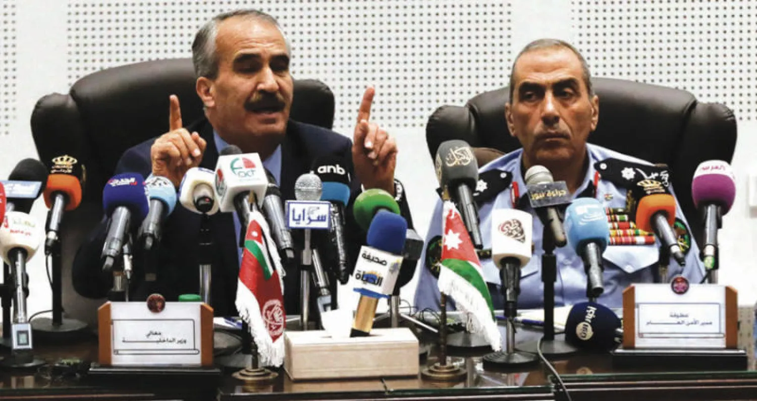 وزير الداخلية الأردني سمير مبيضين والمدير العام لقوات الدرك اللواء الركن حسين الحواتمة في مؤتمرهما الصحافي المشترك بالعاصمة عمان أمس (إ.ب.أ)