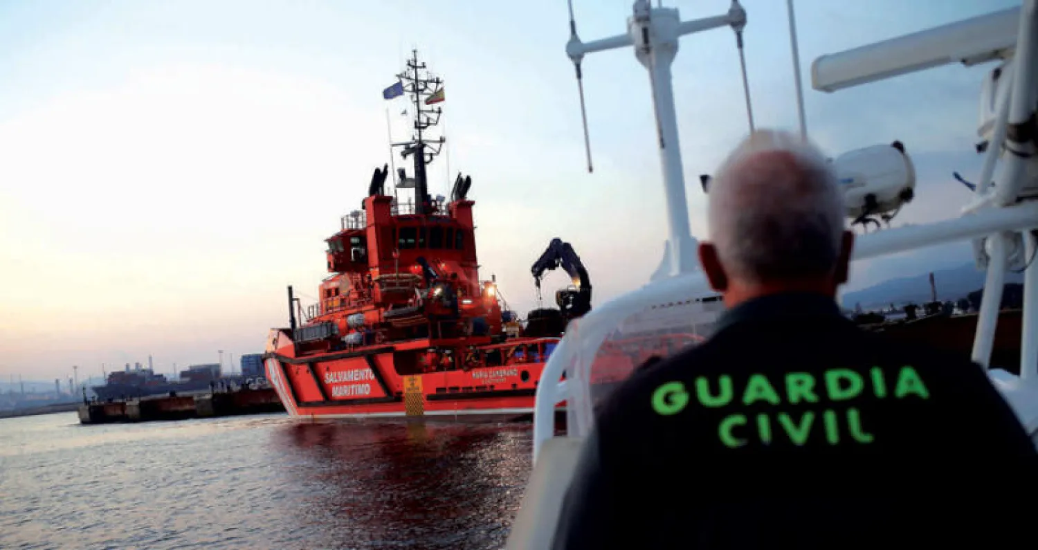 سفينة إنقاذ في مضيق جبل طارق تقترب من ميناء «سان روك» بجنوب إسبانيا (رويترز)