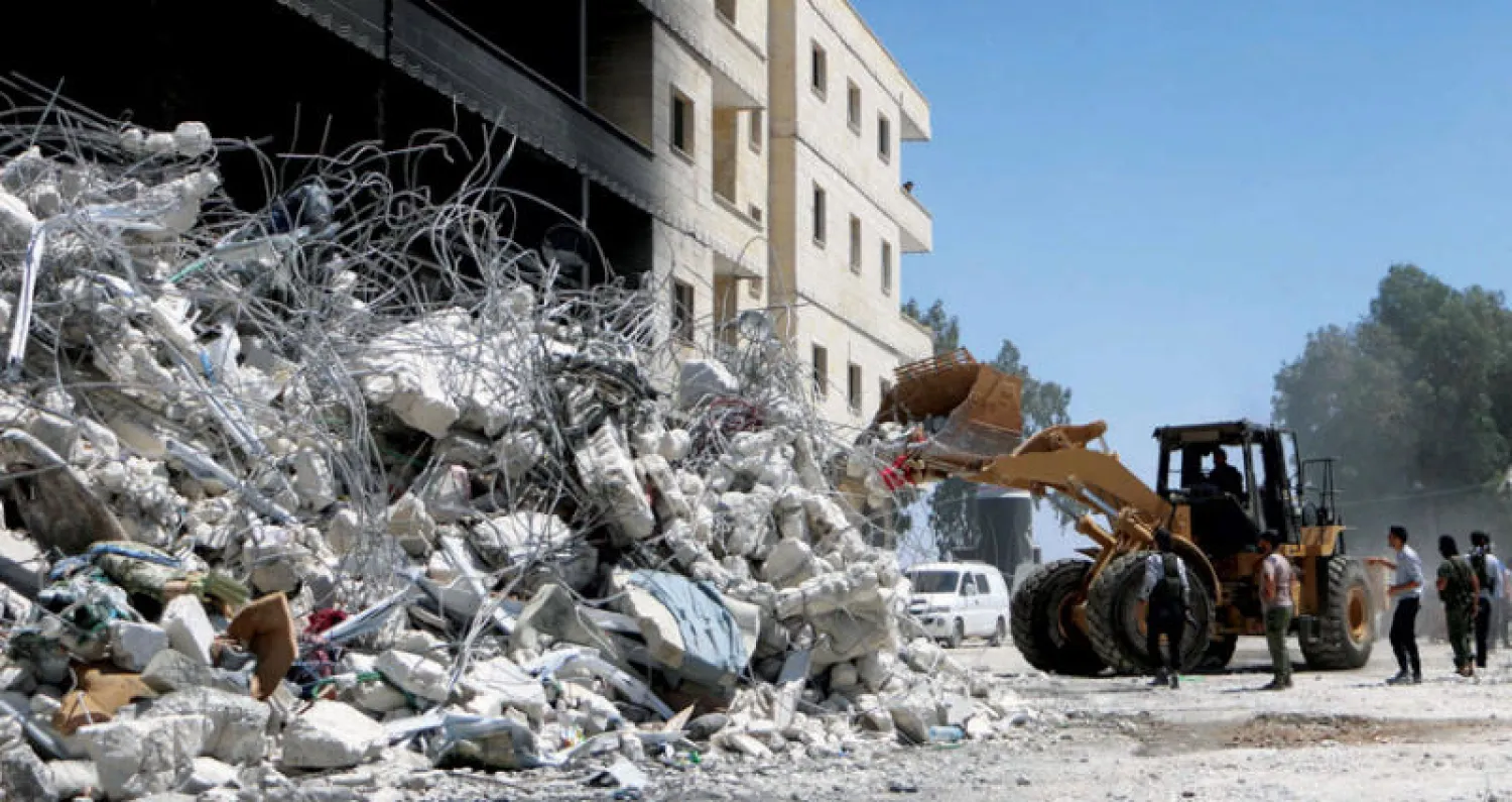 جرافة تزيل الأنقاض في بلدة سرمدا في ريف إدلب أمس (أ.ف.ب)