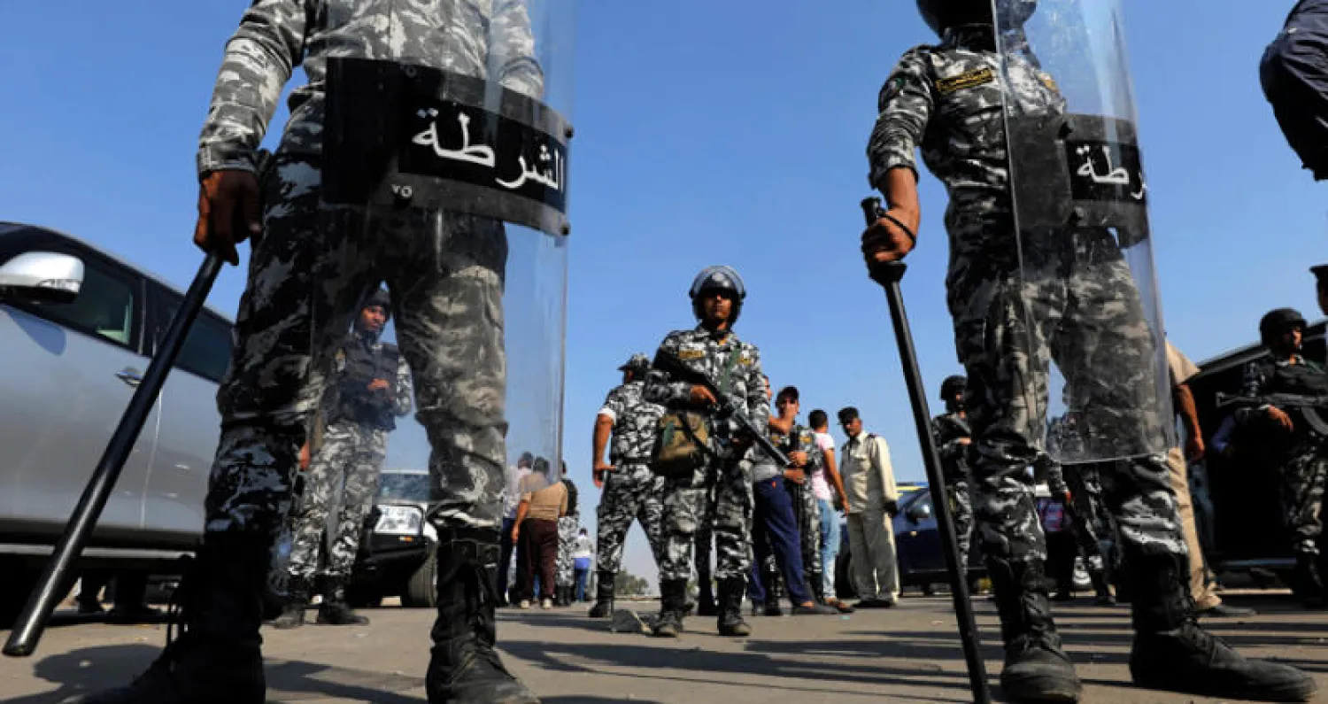 إجراءات أمنية مشددة قرب كنيسة مسطرد بشمال القاهرة التي تعرضت لتفجير انتحاري السبت الماضي  (رويترز)