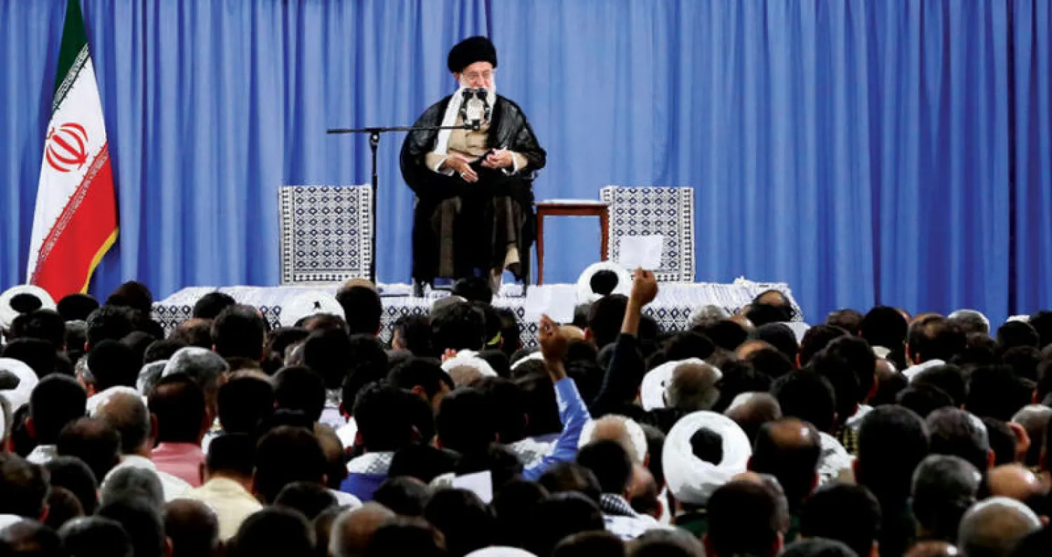 صورة نشرها موقع المرشد الإيراني علي خامنئي أثناء إلقائه خطاباً أمام حشد من الإيرانيين في «حسينية الخميني» قرب مقر إقامته في طهران أمس