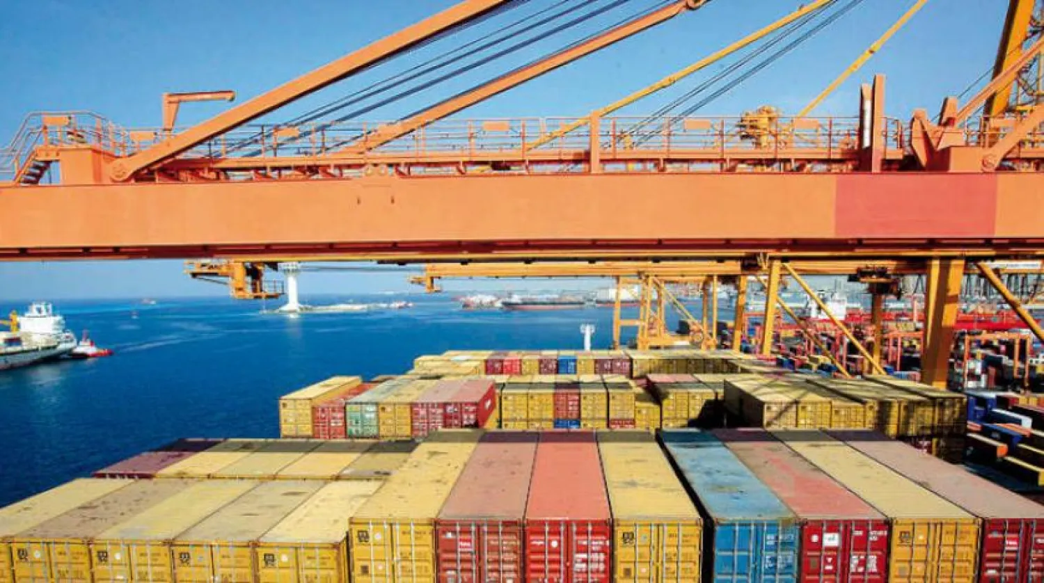 Giant crane to lift containers in a Saudi port. Asharq Al-Awsat