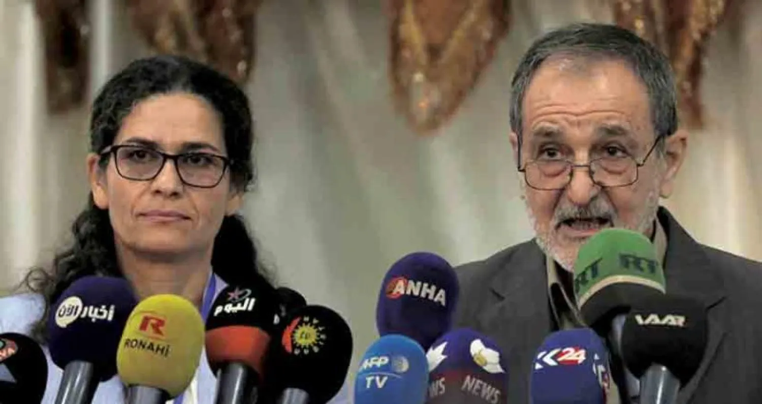 رياض درار الرئيس المشترك لمجلس سوريا الديمقراطية وإلهام أحمد رئيسة الهيئة التنفيذية في مؤتمر صحافي سابق (سبوتنيك)