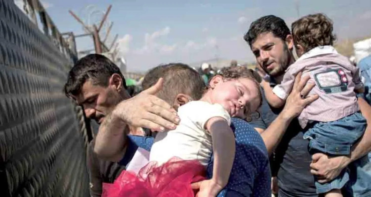 لاجئون سوريون على حدود تركيا (غيتي)