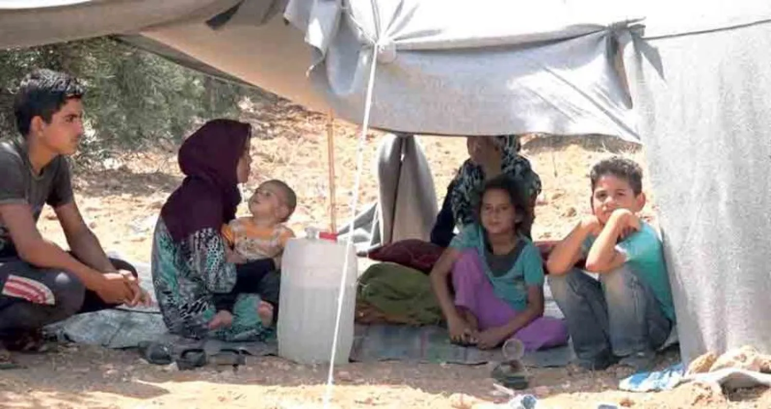 أطفال سوريون قرب حدود الاردن خلال المعارك جنوب سوريا الشهر الماضي (غيتي)