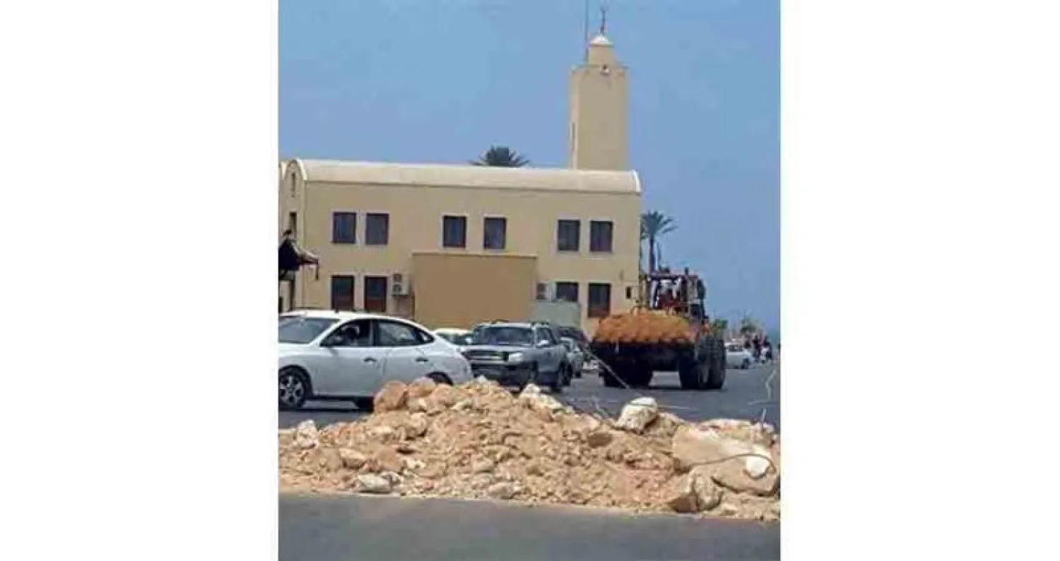 صورة نشرتها مواقع ليبية لميليشيات مسلحة تقيم سواتر ترابية في ضواحي طرابلس أمس