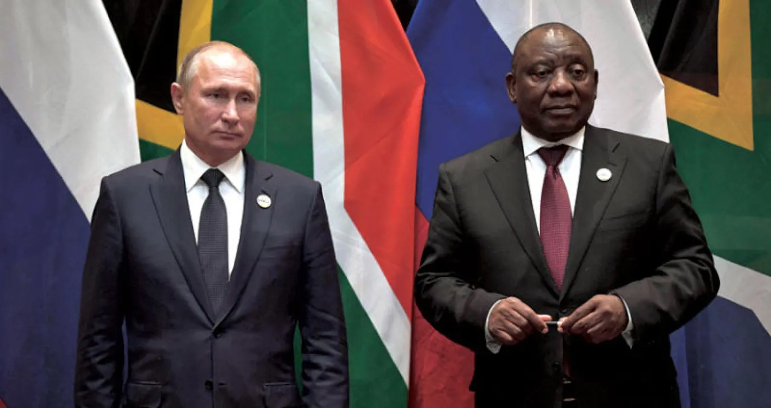 الرئيس الروسي مع نظيره الجنوب أفريقي خلال قمة بريكس في جوهانسبيرغ الشهر الماضي (رويترز)