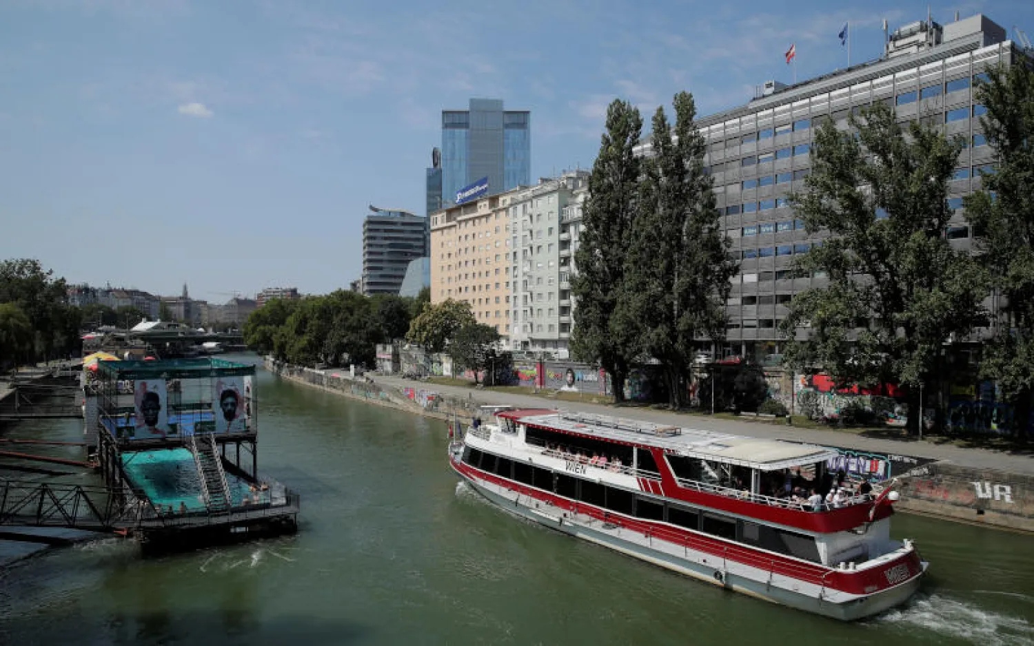 قناة الدانوب بوسط مدينة فيينا (رويترز)