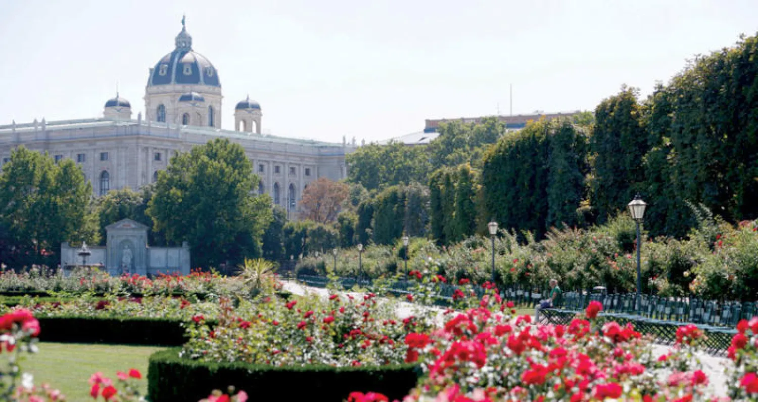 إحدى الحدائق العامة بمدينة فيينا (رويترز)