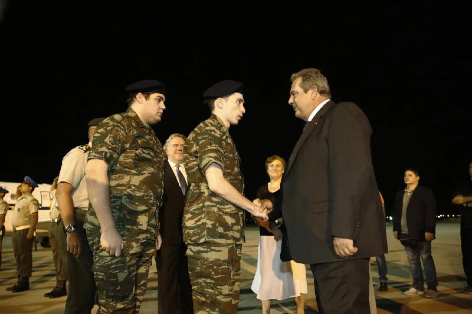 وزير الدفاع اليوناني بانوس كامينوس يرحّب بالجنديين في سالونيك (إ. ب. أ)