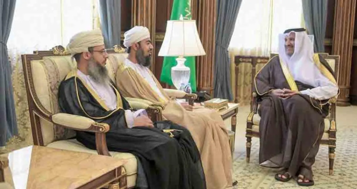 الأمير فيصل بن سلمان أمير منطقة المدينة المنورة لدى استقباله رئيس بعثة الحج العمانية (واس)