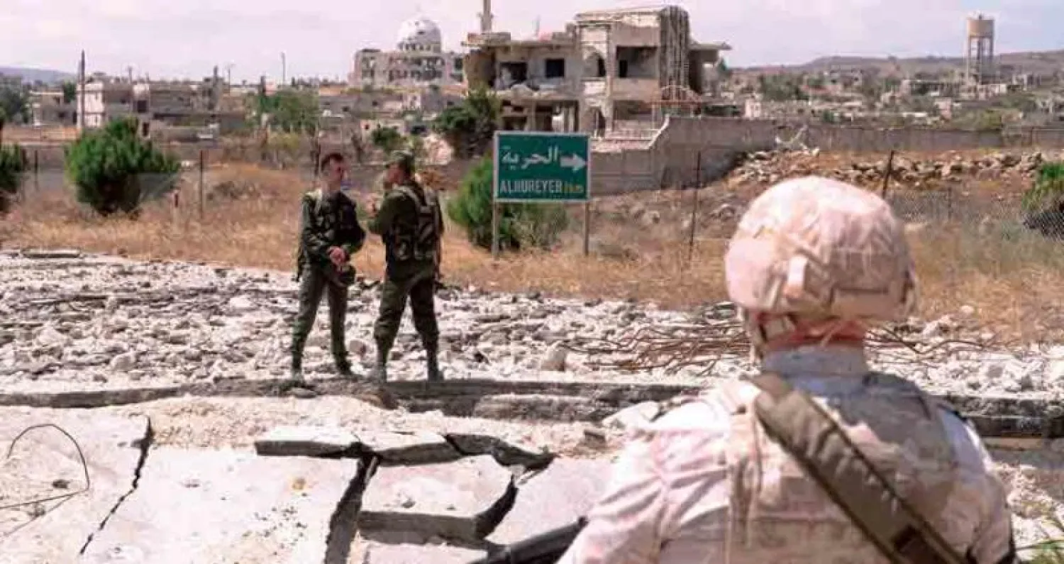 عنصر في الشرطة العسكرية الروسية مع جنديين سوريين خلال دورية في قرية الحميدية في الجولان أول من أمس (أ.ف.ب)