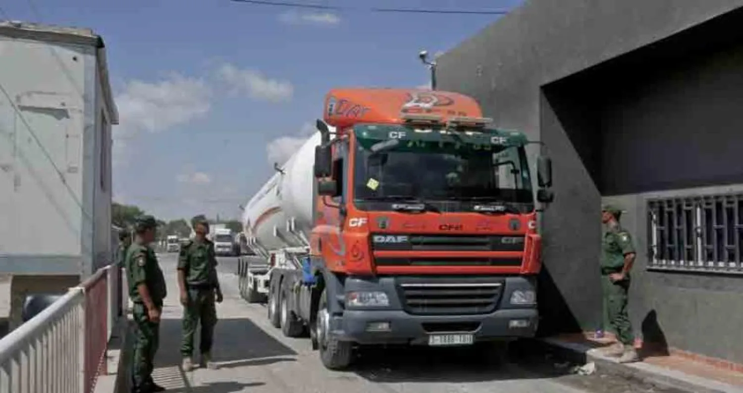 صهريج وقود يدخل إلى قطاع غزة أمس (أ.ف.ب)