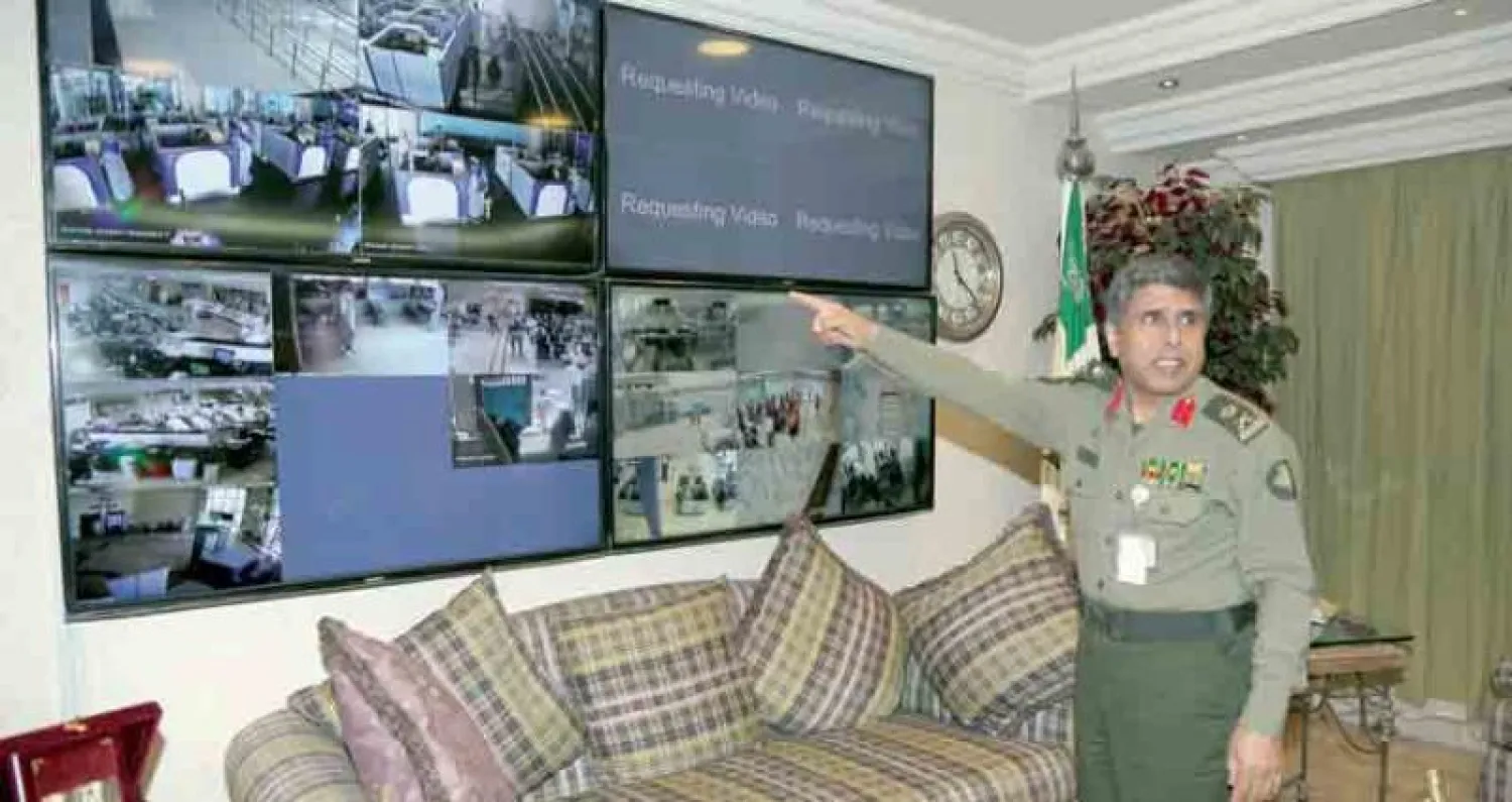 مدير عام الجوازات في السعودية خلال متابعة إنهاء إجراءات دخول الحجاج عبر المنافذ البرية والجوية