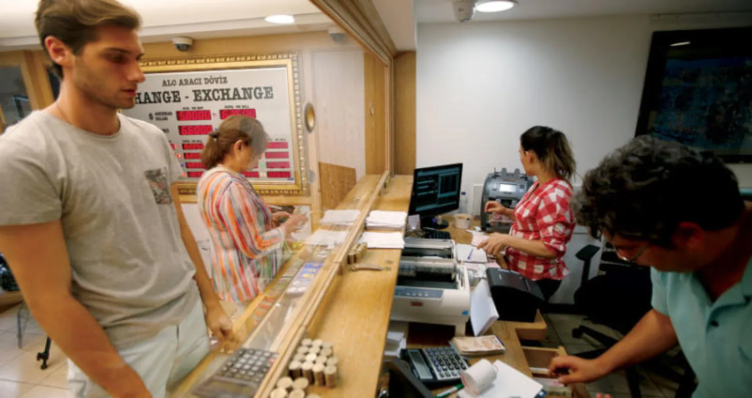 فقدت الليرة التركية نحو 40% من قيمتها منذ بداية العام الحالي (إ.ب)