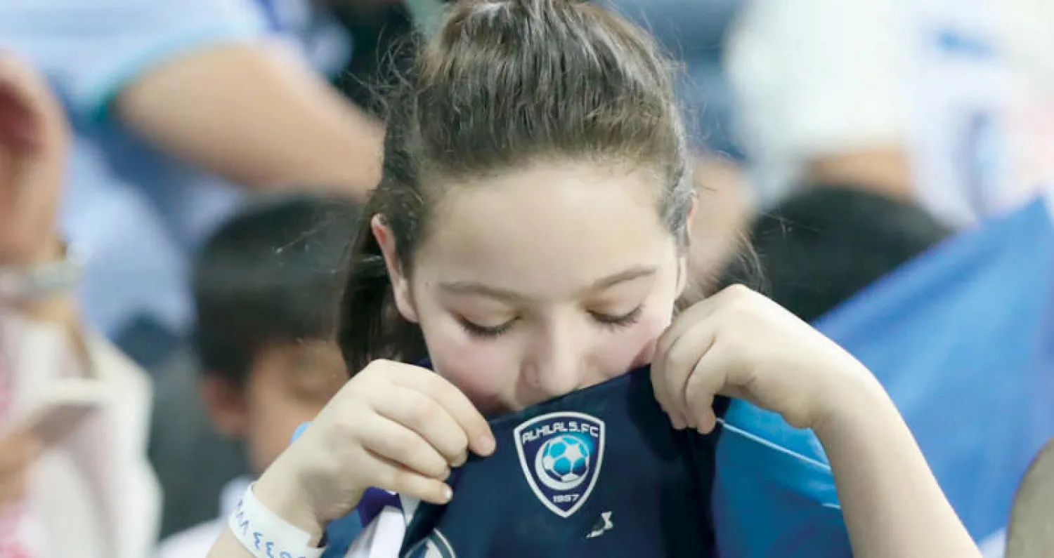 طفلة هلالية تقبل قميص ناديها ابتهاجاً بفوزه الأول في بطولة الأندية العربية («الشرق الأوسط»)