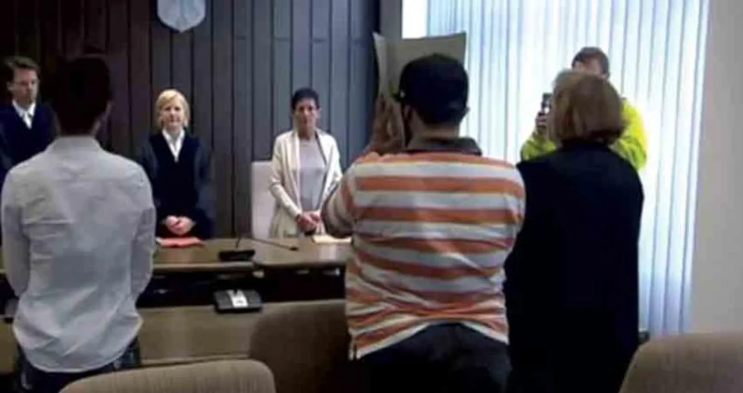 حارس بن لادن سامي. أ وهو يغطي وجهه خلال مثوله في جلسة سابقة قبل ترحيله أمام محكمة ألمانية («الشرق الأوسط»)